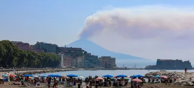 Dim je mogoče videti tudi iz bližnjega Neaplja. Foto: Profimedia