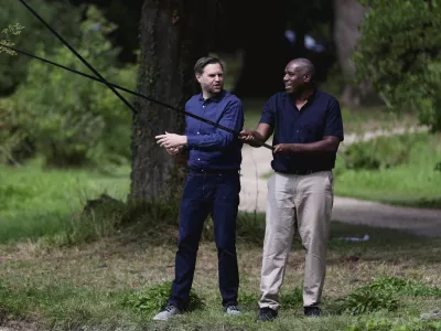 Ameriški podpredsednik je trenutno na obisku v Veliki Britaniji, kjer sta se z britanskim zunanjim ministrom Davidom Lammyjem preizkusila tudi v lovljenju rob. Foto AP