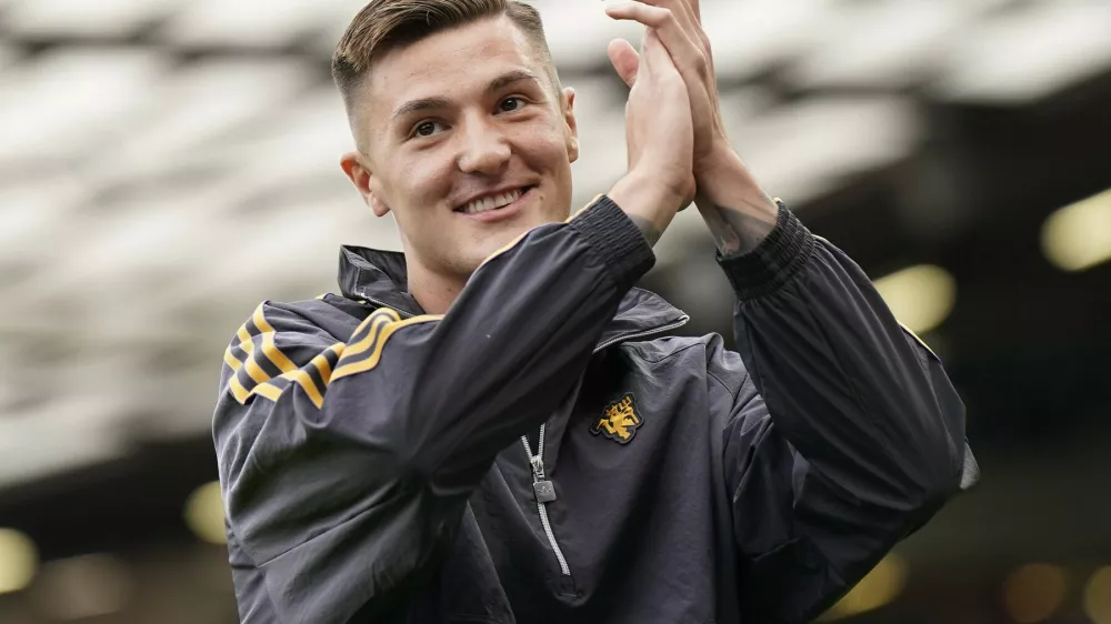 Benjamin Šeško je danes že pozdravil navijače rdečih vragov, ki jih je na svojo stran pridobil že s svojo veliko željo po prihodu v United. Foto: Profimedia