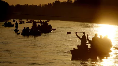 - 6. Mednarodni spust s tradicionalnimi murskim ladjami po reki Muri 2008, od mostu čez Muro v Cmureku v Avstriji do Dekanovca v Republiki Hrvaški., reka Mura- Moto prireditve je zbliževanje med sosednjimi narodi, ki živijo ob reki Muri, namen prireditve pa je oživljanje starih običajev, vzpodbujanje zavedanja o ekologiji //FOTO: Bojan VelikonjaOPOMBA: ZA OBJAVO V PRILOGI – DNEVNIKOV OBJEKTIV - REPORTAŽA