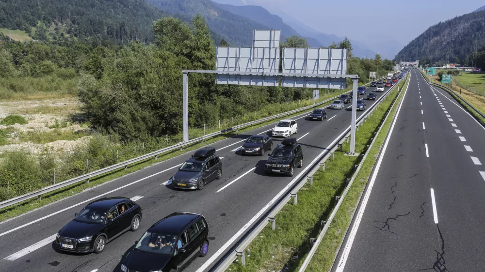 ﻿- 28.08.2016 - Gorenjska avtocesta - 10km prometni zastoj pred mejnim prehodom Karavanke na Jesenicah  //FOTO: Jaka Gasar