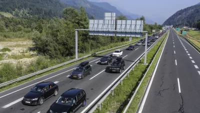 ﻿- 28.08.2016 - Gorenjska avtocesta - 10km prometni zastoj pred mejnim prehodom Karavanke na Jesenicah  //FOTO: Jaka Gasar