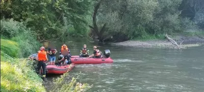 Na Muri se je prevrnil čoln. 