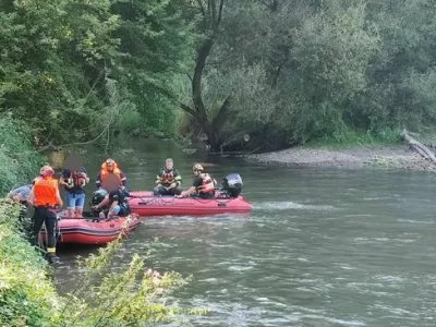 Na Muri se je prevrnil čoln. Foto: PGD Ljutomer