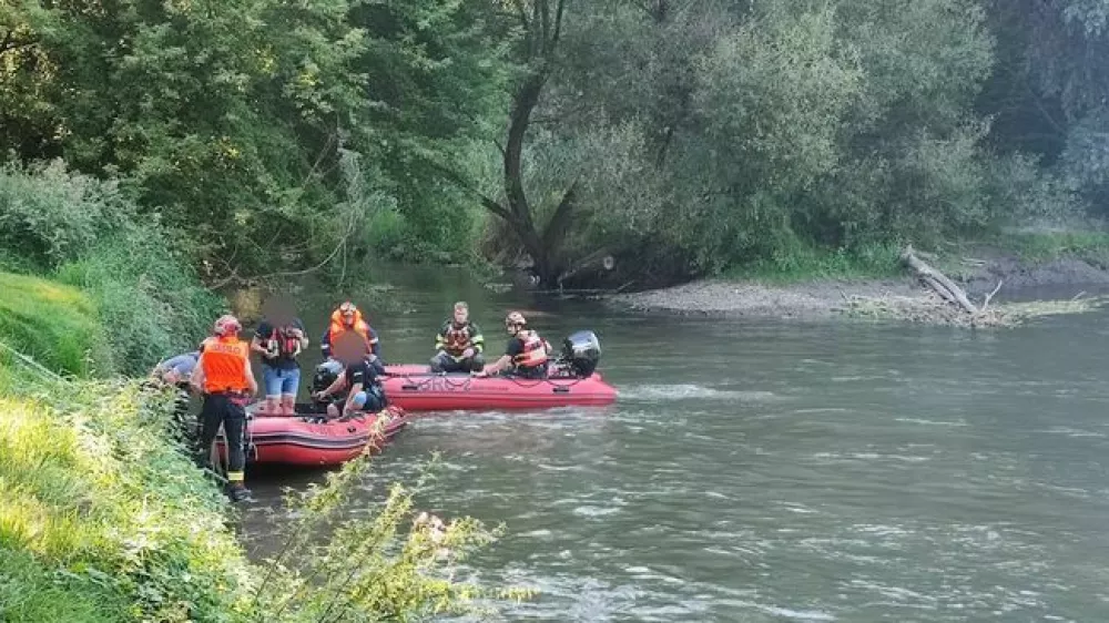 Na Muri se je prevrnil čoln. Foto: PGD Ljutomer