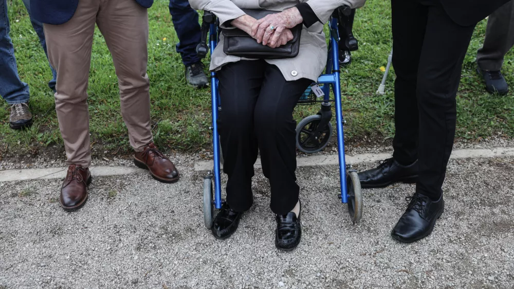 - upokojenci, opora, starostniki- 17.04.2025 - odkritje spominske table, posvečene humanitarki Aniti Ogulin (1952-2024), ki ga pripravljata Zveza Anita Ogulin in ZPM v sodelovanju z Društvom Zeleni prstan//FOTO: Jaka Gasar