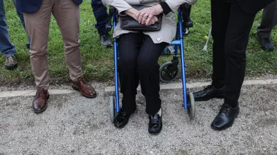 - upokojenci, opora, starostniki- 17.04.2025 - odkritje spominske table, posvečene humanitarki Aniti Ogulin (1952-2024), ki ga pripravljata Zveza Anita Ogulin in ZPM v sodelovanju z Društvom Zeleni prstan//FOTO: Jaka Gasar