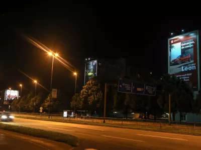 ﻿- 11.08.2020 – Celovška cesta v Ljubljani - svetlobno onesnaževanje - svetleči reklamni pano – meritev svetlosti –  //FOTO: Luka Cjuha.