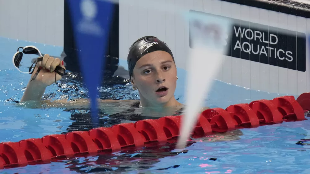 Summer McIntosh of Canada reacts after winning gold medal in the women's 400-meter individual medley final at the World Aquatics Championships in Singapore, Sunday, Aug. 3, 2025. (AP Photo/Lee Jin-man)