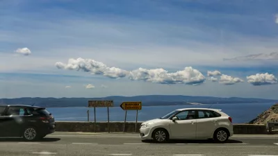 - Na poti iz Splita proti Makarski.- Cesta nad plažo Vruja pri vasi Dubci.- Makarska riviera.- Hrvaška- 27.05.2025. - Reportaža o Jadranski magistrali ob 60. obletnici izgradnje in 70. obletnici začetka gradnje.- Jadranska magistrala, cesta, hrvaška obala.OPOMBA: ZA OBJAVO V OBJEKTIVU!//FOTO: Bojan Velikonja