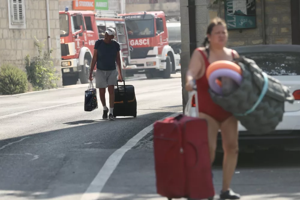 Nekaj ljudi so evakuirali. Foto: Pixsell