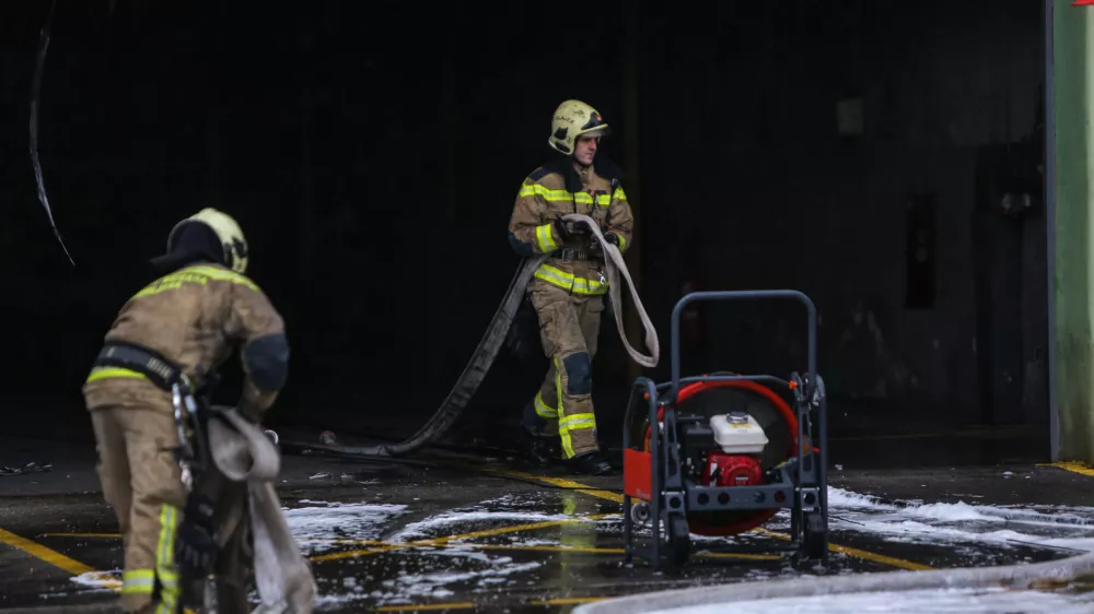 ﻿- 13.01.2017 - Ljubljanski potniški promet (LPP), Celovška cesta 160, - požar v servisni delavnici kjer sta zagorela dva mestna avtobusa -     //FOTO: Jaka Gasar