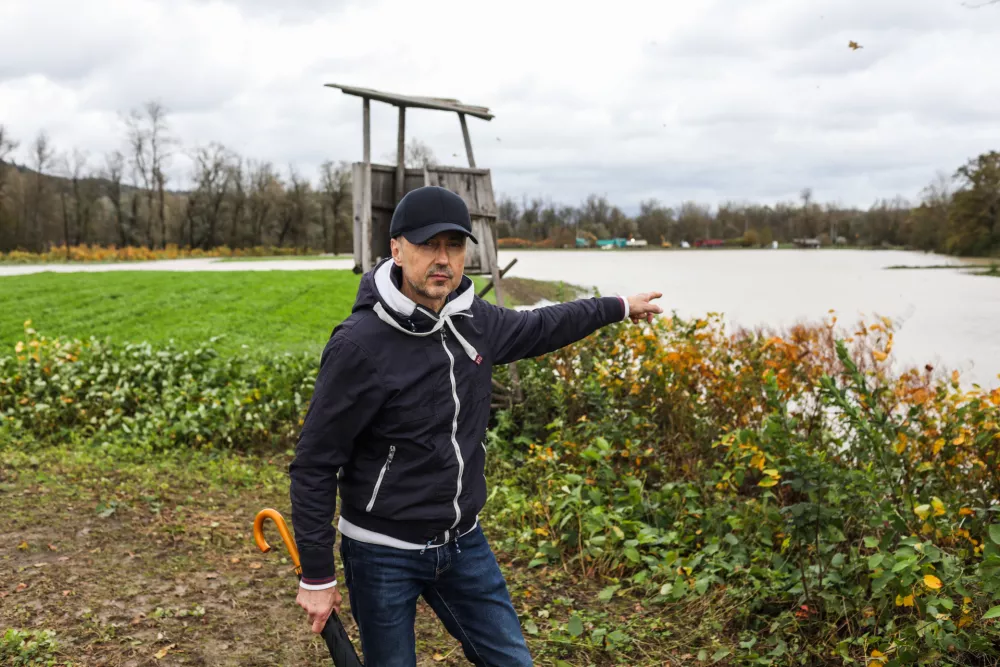 - Igor Kastelic.- 03.11.2023.- Priprave na poplave v naselju Snebersko nabrežje v Ljubljani.//FOTO: Bojan Velikonja