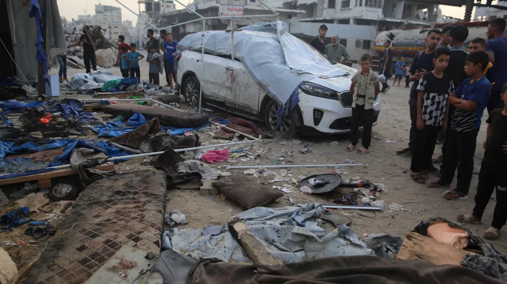11 August 2025, Palestinian Territories, Gaza City: Palestinians inspect the scene of an Israeli airstrike on a journalists' tent near the Al-Shifa Hospital in Gaza City. Al Jazeera correspondent Anas al-Sharif, fellow journalist Mohammed Qreiqeh and three camera operators were killed in an Israeli airstrike that targeted a tent housing journalists in Gaza City, according to the Qatar-based broadcaster. Photo: Omar Ashtawy/APA Images via ZUMA Press Wire/dpa