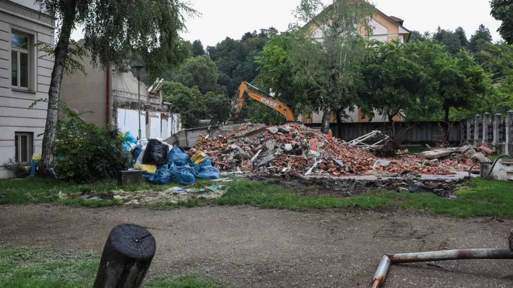 - 29.07.2025. - Podrta telovadnica ob Osnovni šoli Prule.//FOTO: Bojan Velikonja