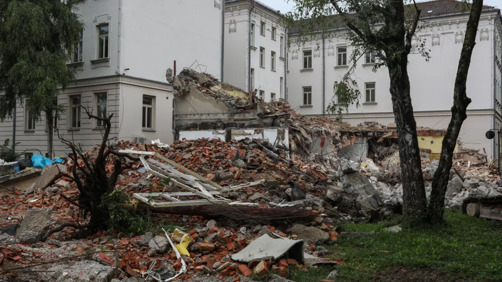 - 29.07.2025. - Podrta telovadnica ob Osnovni šoli Prule.//FOTO: Bojan Velikonja