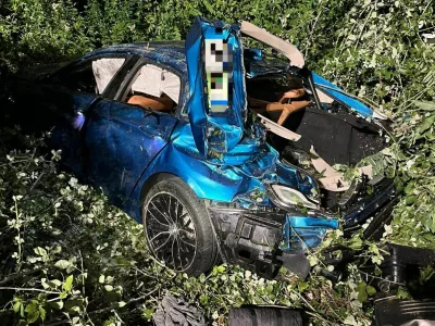 Zaradi neprimerne hitrosti je avto pristal v sedemmetrski globeli. 