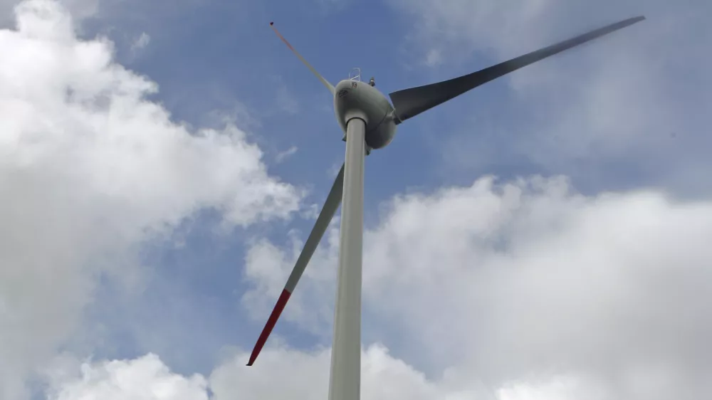 ﻿- druga elektrarna na veter v Sloveniji - električna energija - energetika - vetrnica - 22.04.2014 Razdrto - Vetrna elektrarna Nanos - stolp vetrnice je visok 53 metrov, elisa meri v premeru 44 metrov, moč naprave pa je 910 kilovatov - proizvedla bo predvidoma 1,6 gigavatne ure električne energije. //FOTO: Bojan Velikonja