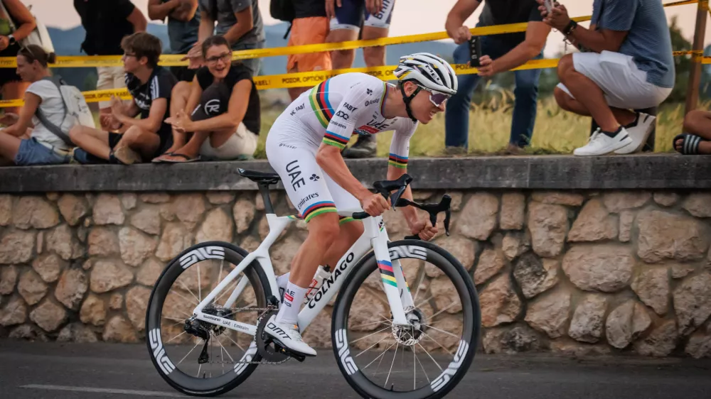 15.00 kolesarski dogodek Pokal Tadeja Pogacarja, na katerem bodo poleg Pogacarja nastopili tudi Tim Wellens, Pavel Sivakov, Luka Mezgec, Matej Mohoric in Matteo Trentin; ob 17.30 uri bo v Kulturnem domu Komenda novinarska konferenca s Pogacarjem, ostali tekmovalci pa bodo za izjave na voljo po koncu dirke v mesani coni; sredisce Komende, KOMENDA