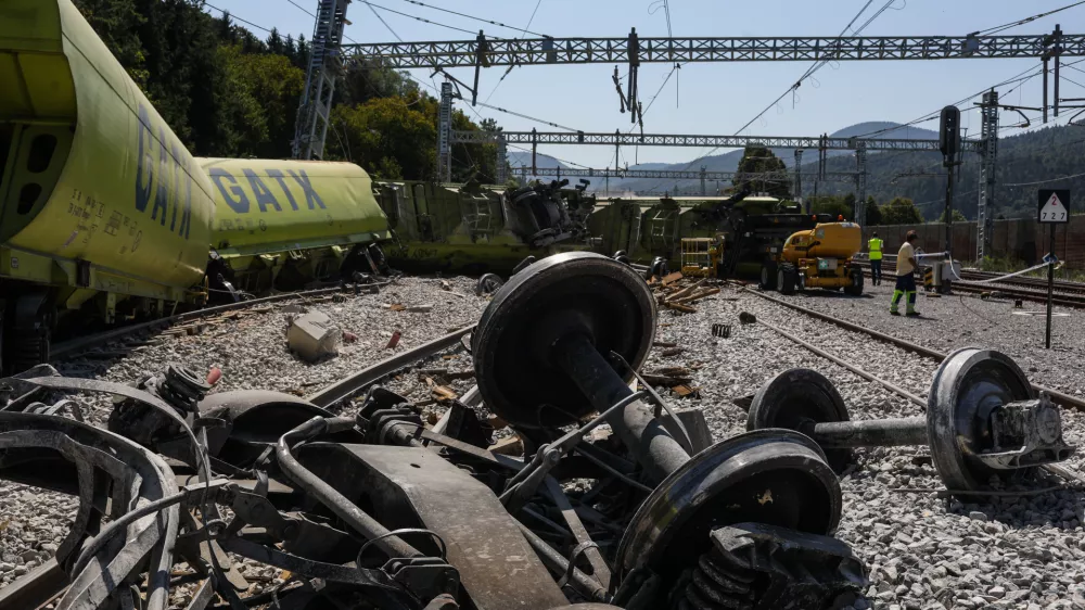  - 12.08.2025. - Iztirjen tovorni vlak pri Železniški postaji Borovnica po nesreči, ki se je zgodila 10.08.2025.//FOTO: Bojan Velikonja