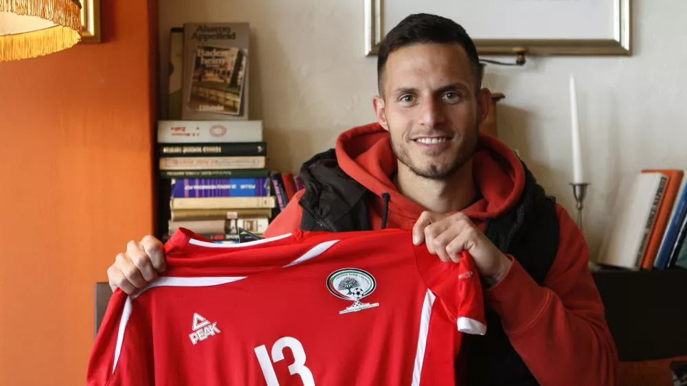 ﻿- 18.03.2015 - Jaka Ihbeisheh, slovensko-palestinski nogometaš, ki se je vpisal v zgodovino palestinskega nogometa kot strelec prvega zadetka, ki ga je ta reprezentanca dosegla na azijskem pokalu	//FOTO: Tomaž SkaleOPOMBA: ZA OBJAVO V PRILOGI – DNEVNIKOV OBJEKTIV - INTERVJU 2015