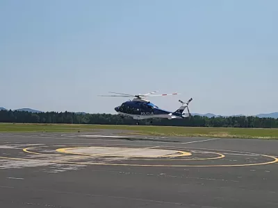 Policijski helikopter na poti na gorsko reševanje. 