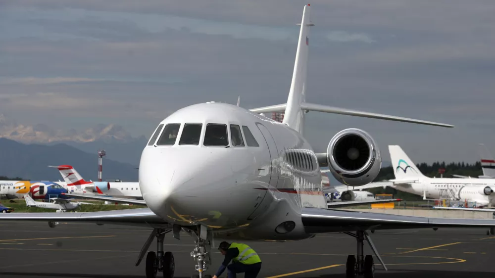 Slovensko protokolarno letalo falcon 2000EX po več kot pol leta, odkar je prenehala najemna pogodba v ZDA, pristalo na letališču Brnik.- Letalo je priletelo iz švicarskega Basla, kjer je bilo na temeljitem remontu po štirih letih najema, cena remonta pa naj bi bila nekaj 100.000 evrov///FOTO: Luka CjuhaOPOMBA: ZA OBJAVO V ČASOPISU DNEVNIK