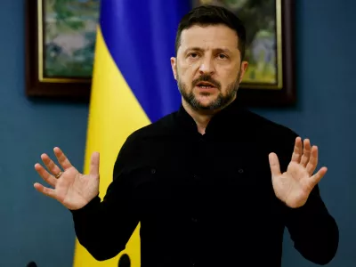 FILE PHOTO: Ukraine's President Volodymyr Zelenskiy speaks during a press briefing following phone calls with U.S. President Donald Trump, amid Russia's attack on Ukraine, in Kyiv, Ukraine, May 19, 2025. REUTERS/Thomas Peter/File Photo