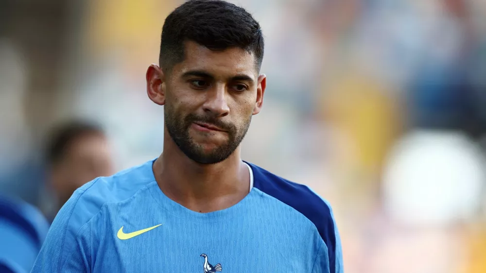 Soccer Football - UEFA Super Cup - Tottenham Hotspur Training - Bluenergy Stadium, Udine, Italy - August 12, 2025 Tottenham Hotspur's Cristian Romero during training REUTERS/Guglielmo Mangiapane