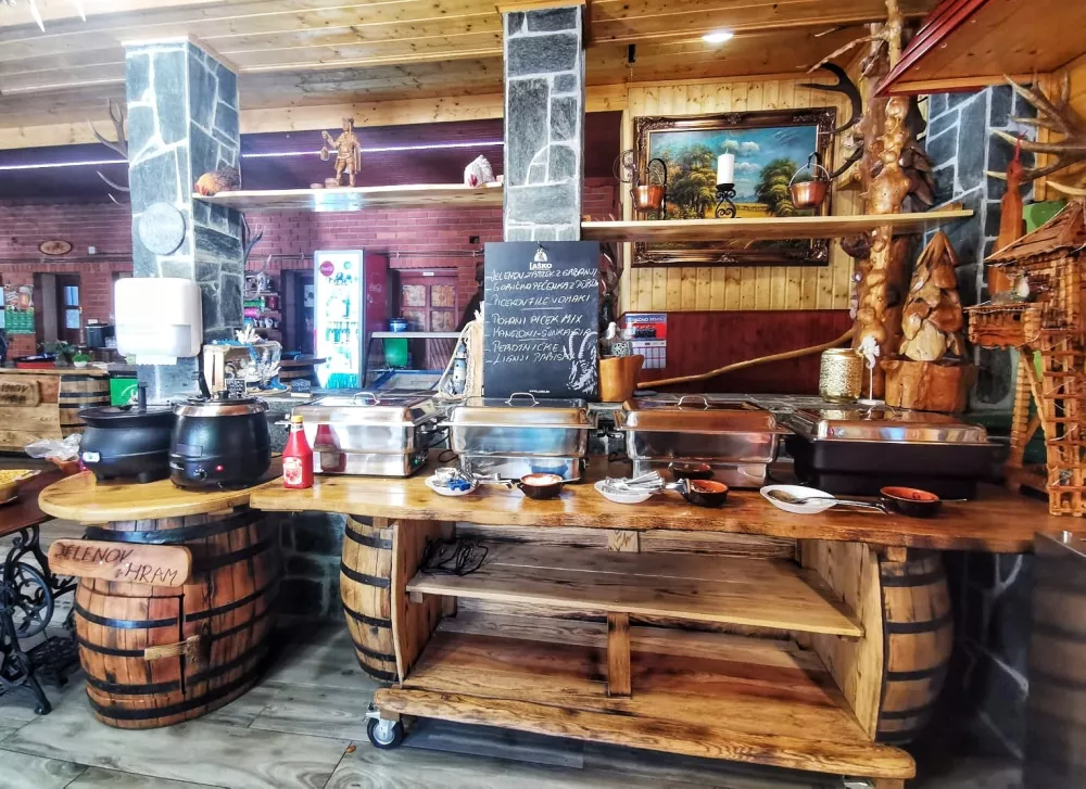 Kotli s hrano / Foto: Miha First