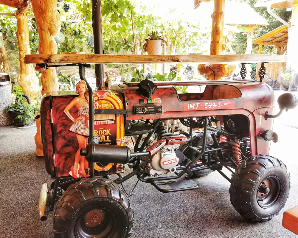 Stari traktor kot šank / Foto: Miha First