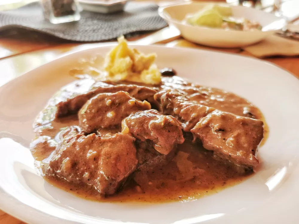 Jelen v omaki / Foto: Miha First