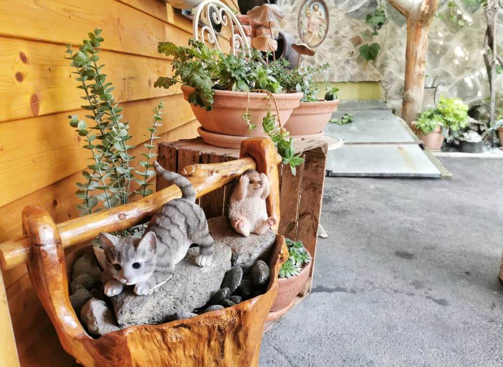 Lesene živali so del oreditve prostorv / Foto: Miha First