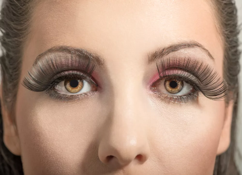 Fashion make-up and eyelash. / Foto: Serbbgd