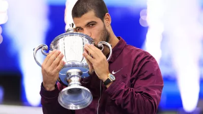 07 September 2025, US, New York: Spanish tennis player Carlos Alcaraz celebrates by kissing the trophy after winning the final match against Italy's Jannik Sinner during the 2025 US Open tennis tournament at USTA Billie Jean King National Tennis Center. Photo: Javier Rojas/PI via ZUMA Press Wire/dpa / Foto: Javier Rojas