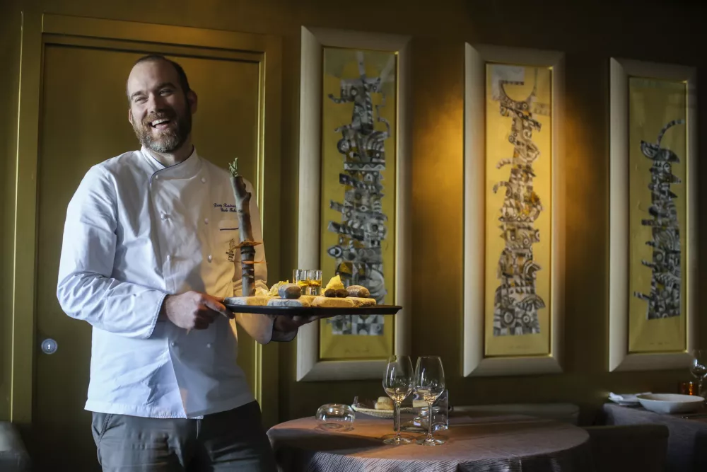 ﻿vodja restavracije - kuharski mojster Uroš Fakuč- 13.01.2015 - Restavracija DAM v Kromberku pri Novi Gorici - kulinarična priprava jedi - surove ribe - kulinarika - gastronomija -  //FOTO: Jaka Gasar / Foto: Jaka Gasar