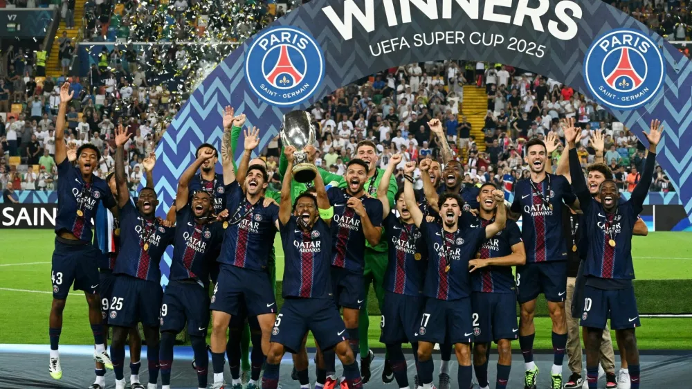 Soccer Football - UEFA Super Cup - Final - Paris St Germain v Tottenham Hotspur - Bluenergy Stadium, Udine, Italy - August 13, 2025 Paris St Germain's Marquinhos lifts the trophy as he celebrates with teammates after winning the UEFA Super Cup REUTERS/Jennifer Lorenzini   TPX IMAGES OF THE DAY