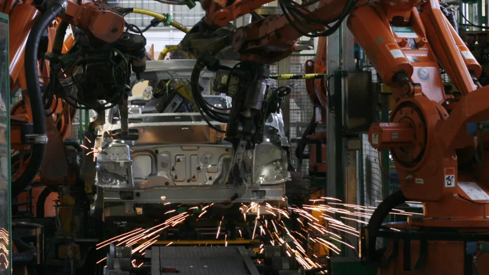 novi Renault Wind - REVOZ d.d., Novo mesto - začetek proizvodnje novega Renaultovega modela wind - Renault wind je 3,83 metra dolg dvosedi kupe-roadster z domiselnim odpiranjem električne zložljive strehe, ki se zloži v 12 sekundah.//FOTO: Matej Povše