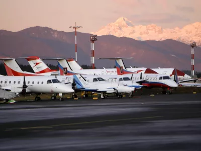 Aerodrom Ljubljana - Letališče Jožeta Pučnika Brnik - ilustrativna fotografija - letalo//FOTO: Tomaž Skale 
