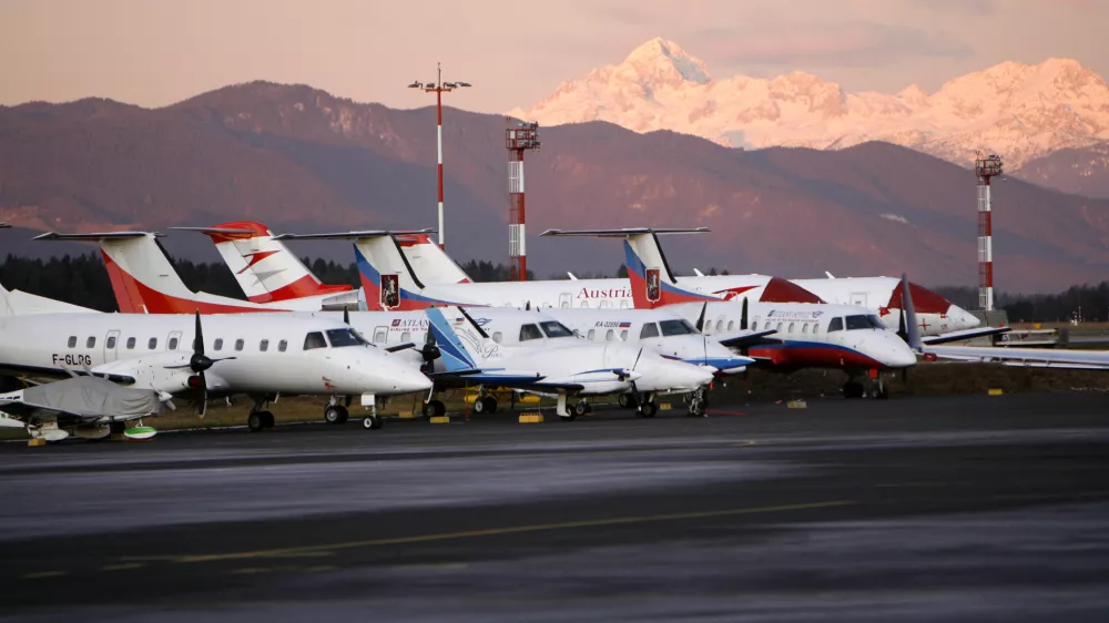 Aerodrom Ljubljana - Letališče Jožeta Pučnika Brnik - ilustrativna fotografija - letalo//FOTO: Tomaž Skale 
