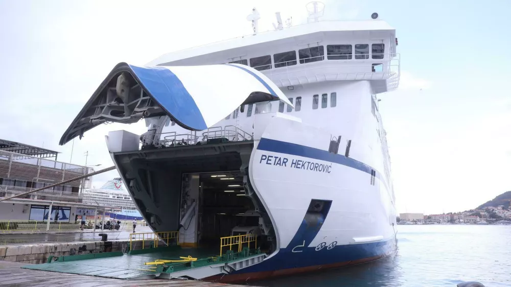 08.07.2025., Split - Jadrolinijev trajekt "Petar Hektorovic", koji plovi na liniji Split - Hvar, zbog jakog nevremena izgubio je kontrolu i udario u gat Sv. Duje. U tom sudaru prignjecio je nekoliko drvenih turistickih brodova koji su bili privezani uz gat, a jedan od njih je i potonuo. Photo: Ivo Cagalj/PIXSELL