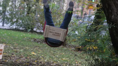 - ilustrativna fotografija - gugalnica - Miklošičev park - Mesec oblikovanja 2010 - Dizajn v mestu - inštalacija  DING DONG, ///FOTO: Luka Cjuha