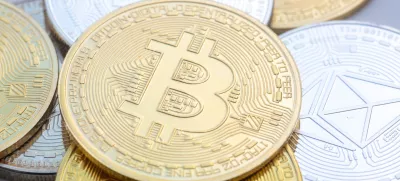 FILED - 10 November 2023, Berlin: Coins with the symbols of Bitcoin (C) and Ethereum are arranged on a table. Photo: Fernando Gutierrez-Juarez/dpa