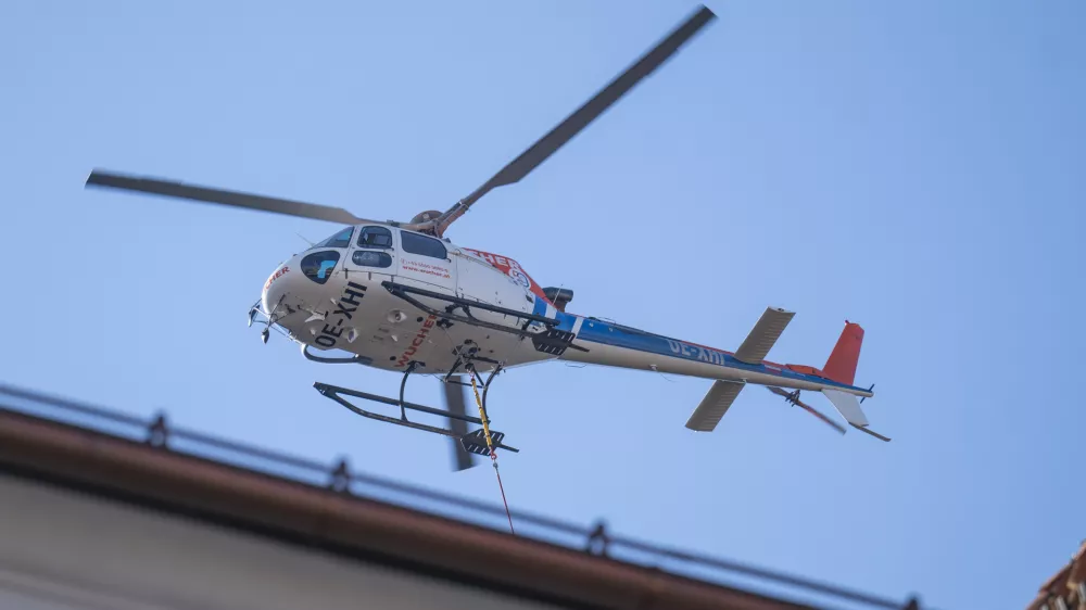 11.04.2025 Helikopter nad gradom - posek dreves na grajskem gričuFOTO: Nik Erik Neubauer