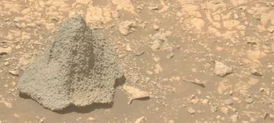 Rover Perserverance na Marsku, posnetek nenavadne kamnine v obliki čelade.Foto: NASA