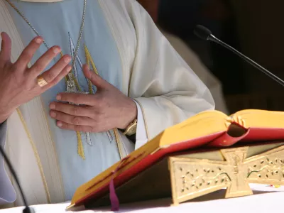  - simbolična fotografija - duhovnik - religija - vera - molitev- prstan -Sveto pismo Slovensko narodno svetišče Marija Pomagaj, Brezje//FOTO: Tomaž Skale