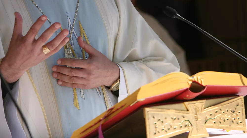  - simbolična fotografija - duhovnik - religija - vera - molitev- prstan -Sveto pismo Slovensko narodno svetišče Marija Pomagaj, Brezje//FOTO: Tomaž Skale