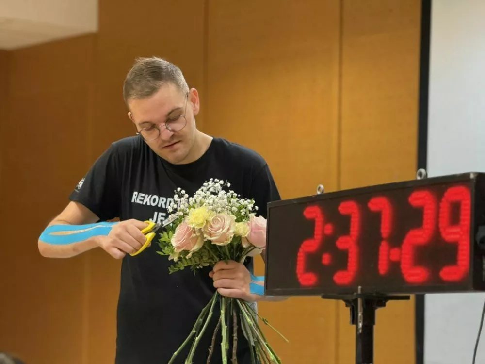 Žan Žolger z zadnjim, 148 šopkom, ki so ga na licitaciji kupili hmeljarji iz Mislinjske doline, izkupiček pa namenili porodnemu oddelku slovenjgraške bolnišnice. Foto MOSG / Foto: Mosg