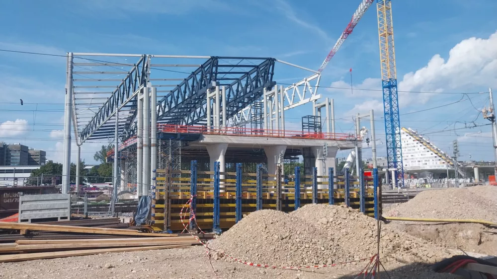 Železniška postaja Ljubljana - gradnja nadhoda s postajno dvorano