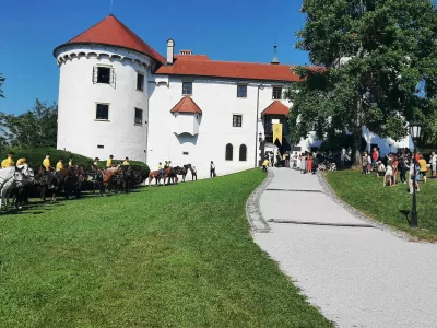 Sedež konjenikov je sloviti Valvasorjev grad na Bogenšperku